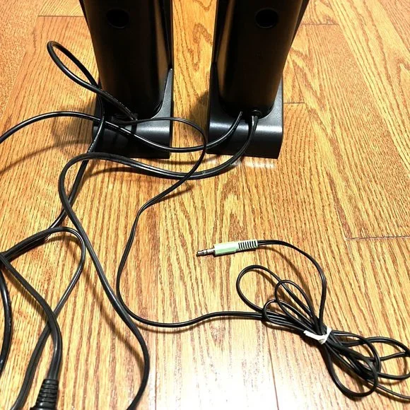 Logitech R-10 Stereo PC Speakers - Picture 4 of 4